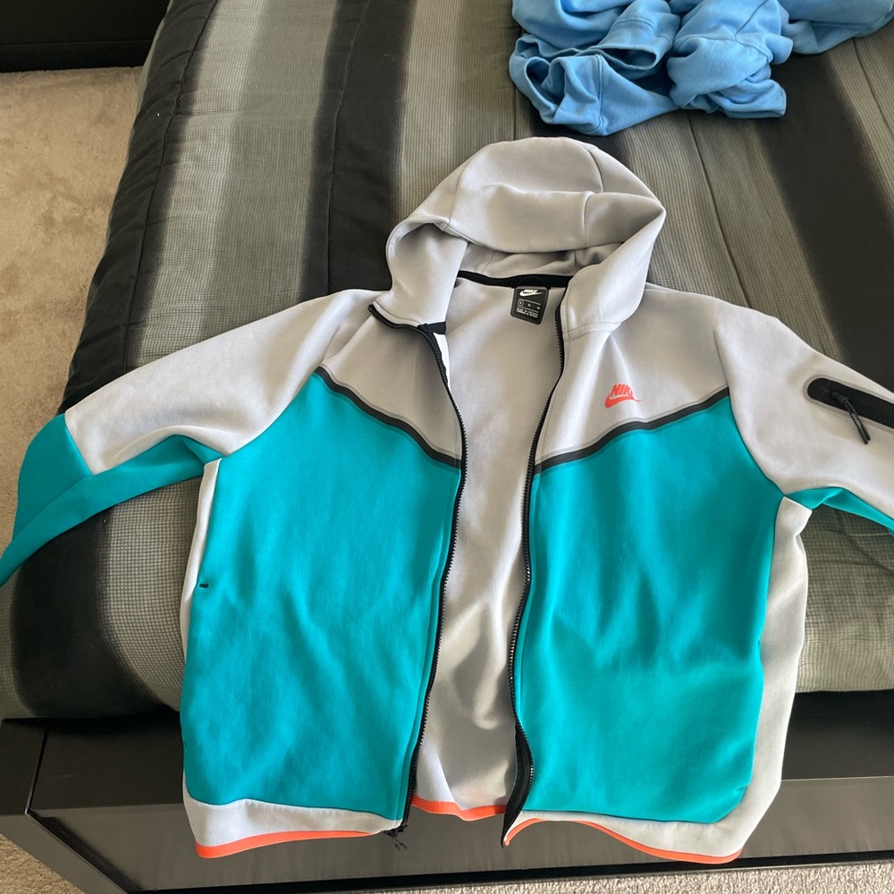 Nike Tech Hoodie Sz XL (fits like a L)